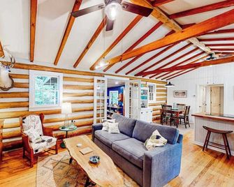 Wake Robin - Franklin - Living room