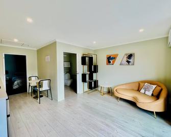 April One Bedroom Apartment - Lake Tekapo - Living room