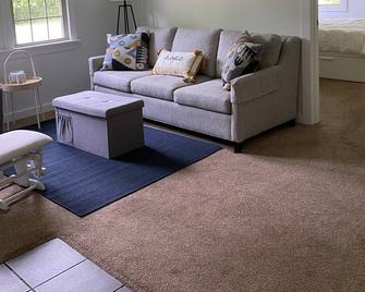 County Roads Take Me Home to My Happy Place (Extended Stay Discounts) - Excelsior Springs - Living room