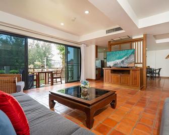 Beachside Apt Short Walk to Nai Harn Beach 2-3 BR - Rawai - Olohuone