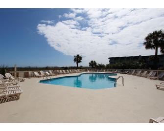 Beautifully decorated oceanfront condo with great access to pool and beach - Isle of Palms - Pool