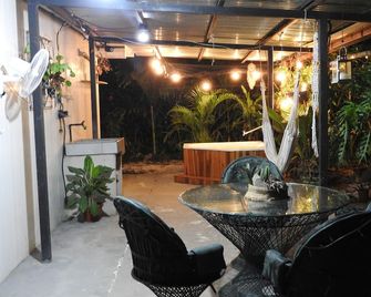 Charming 2-bedroom beach house in CR's only Blue Zone with AC, WiFi and Jacuzzi. - Lepanto - Patio