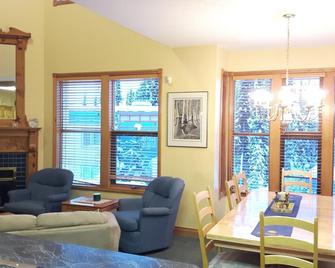Deluxe 3 Bedroom Townhome with Heated Garage, Laundry, and Private Hot Tub! - Lumby - Living room