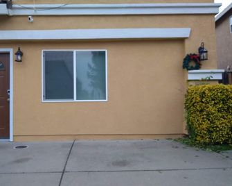 Entire guest studio suite with private entrance & self check-in - Rancho Cordova - Rakennus