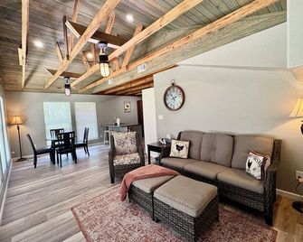 Chicken Coop Waterfront Cabin on Stocked Pond - Lufkin - Huiskamer