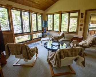 Georgian Bay 30,000 Islands Waterfront House Private 3.5 Acres - Parry Sound - Parry Sound - Living room