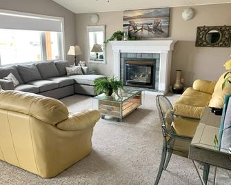103 -Presidential Suite-Lake View 1 King+sofa - Port Elgin