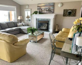 103 -Presidential Suite-Lake View 1 King+sofa - Port Elgin - Huiskamer