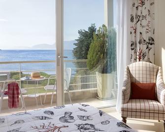 Coral Villa- 4 bedroom Villa-next the beach-with Sharing Swimming Pool - Calcis - Balcón