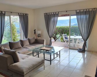 In the heart of Provence: Spacious villa with private pool and beautiful view - Salernes - Sala de estar