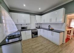 Mwaiseni Maisonettes apartments - Ndola - Kitchen