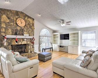 Immaculate Suwanee House with Pool and Game Room! - Suwanee - Living room