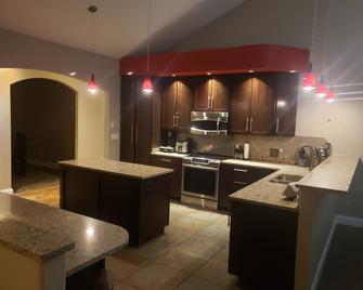 6 Bedroom house on 7 acres - Sheboygan Falls - Kitchen