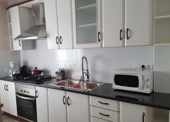 Entire New Apartment 20' from Barcelona - Sabadell - Mutfak