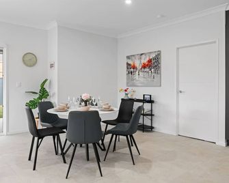 Modern 3BR Home in Peaceful Park Ridge Estate - 파킨슨 - 다이닝룸