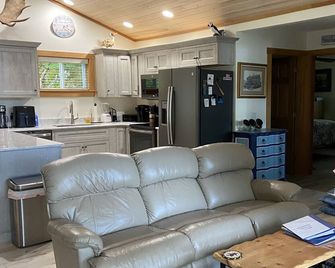 Upscale Lakefront Cottage - Kayaks, Jacuzzi for 2, A/C, Great Location! - Bucksport - Living room