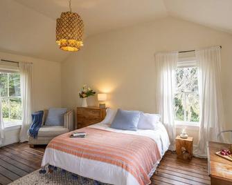 Dennen's Victorian Farmhouse - Little River - Camera da letto
