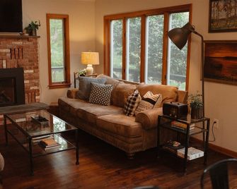 The Gray Chalet - private lot close to Lake Wallenpaupack & downtown Hawley - Hawley - Salon