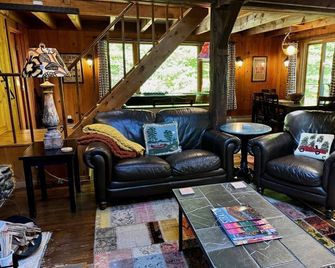 Creekside Camp. No Cleaning Fee. Relax In The Hot Tub Creekside - Vermont Style - Dorset - Lounge