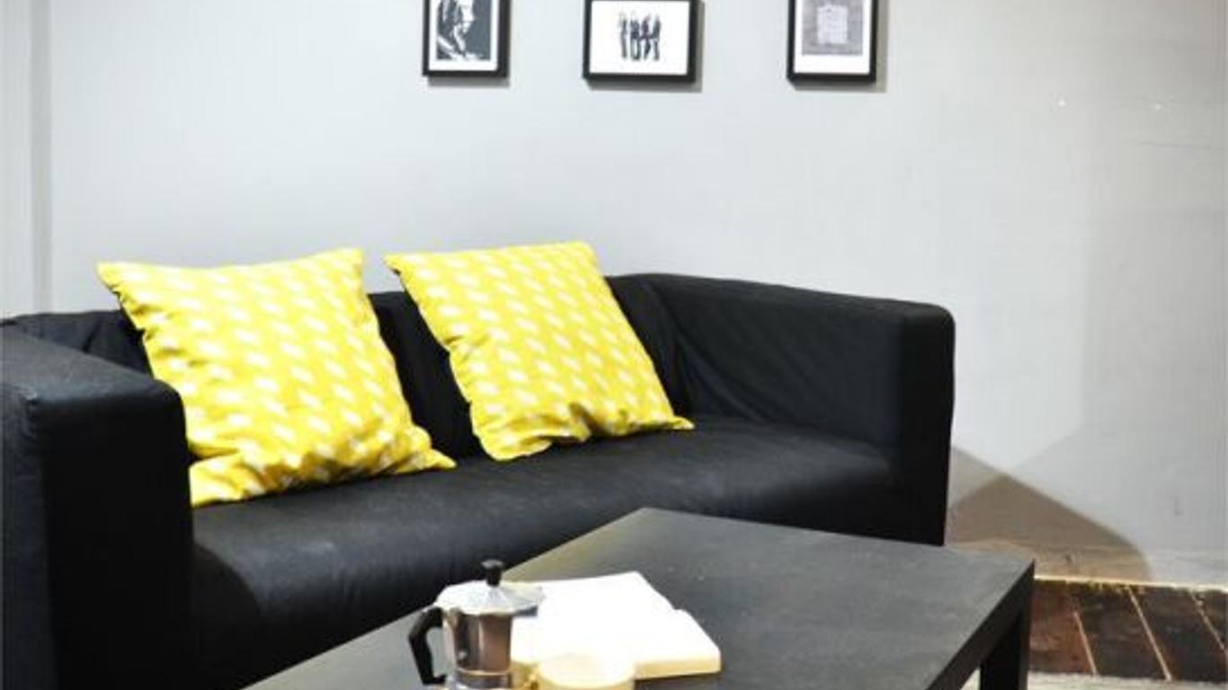 Goodfellas Thong lo Hostel #Check in time needed#