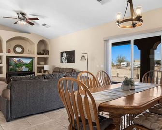 4 Bedroom in Scenic UTV/Horse/Golf Haven by J & Amy - Littlefield - Dining room