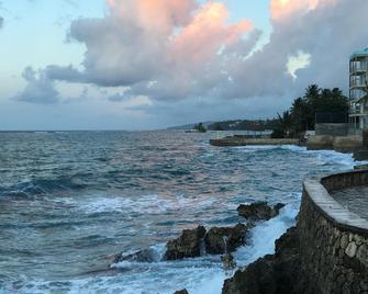 Large 2 Bedroom Ocean Front Luxury Apartment - Whispering Seas - Saint Mary