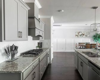 Spacious One Level Ranch Style Luxury Townhouse - Huntsville - Kitchen