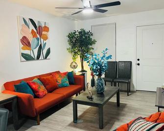 NEW! 2 minutes from Convention Center, Palms Crossing Shopping & South Texas College - McAllen - Sala de estar