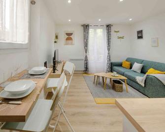 Wonderful renovated apartment near Courbevoie. - La Garenne-Colombes - Essbereich