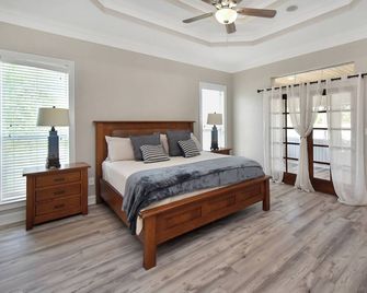 Spacious 5-bedroom house with AC, outdoor area in charming Beaumont. - Beaumont - Bedroom