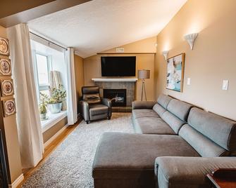The Hidden Hollow Suite - Downtown - Drumheller - Living room