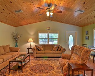 Crystal River Cottage on 1 Acre w/ Deck & Porch! - Crystal River - Вітальня