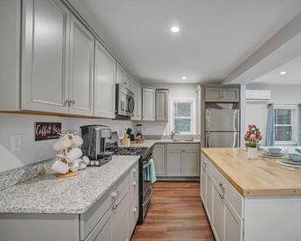 Chic, Cozy, Newly-Remodeled Cottage with Deck - Greenwood Lake - Kitchen
