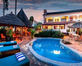 2 Friends Beach Hotel - Entebbe - Svømmebasseng