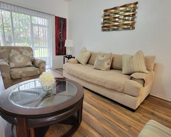 2 Master Suite Apartment near North Florida Regional Med, UF Health, & Mall - Gainesville - Pokój dzienny