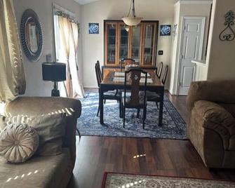 Nice and Simple Country Home - Winston-Salem - Salon