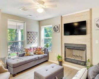 Hemphill Vacation Rental with Pool, Walk to Lake! - Hemphill - Sala de estar