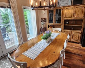 Muskoka Retreat, Waterfront, 2 Decks + Dock, Master Loft, Swim/Boat/Fish, Wifi - Dorset - Dining room