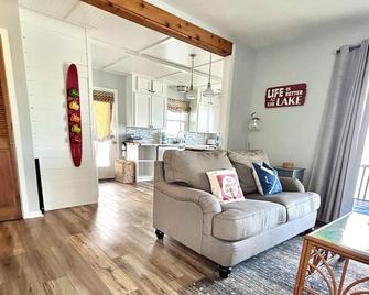 Lakefront with Dock on Private Lake Florence near Montverde Academy - Montverde - Sala de estar