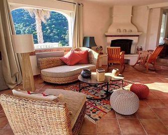 Large air-conditioned villa with swimming pool on the heights of Rayol Canadel - Rayol-Canadel-sur-Mer - Wohnzimmer