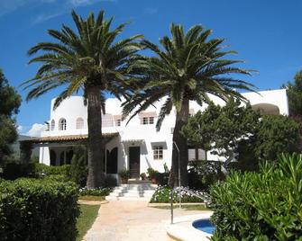 Beautiful villa in quiet area with pool, large garden, and close to the beach - Felanitx - Gebäude