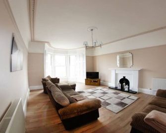 Ayr Beach View Apartment - Ayr - Oturma odası
