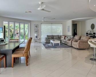 Luxury resort style villa pool - Pelican Waters - Living room