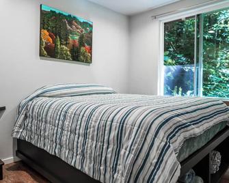 Newly built deluxe cabins, in a private redwood setting near the Smith River - Crescent City - Bedroom