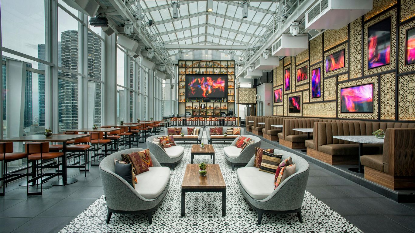 ثويت شيكاجو، إيه هيلتون هوتل