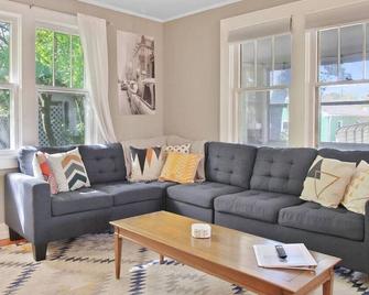 Bohemian Bungalow Pac-Man, walk downtown, pet friendly - Columbia - Living room