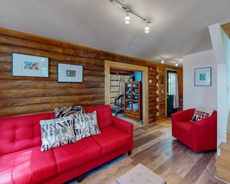 The Cottage | Peaceful 32-Acre Lakefront Getaway | Canoe, Firepit & Big Deck - Franklin - Living room