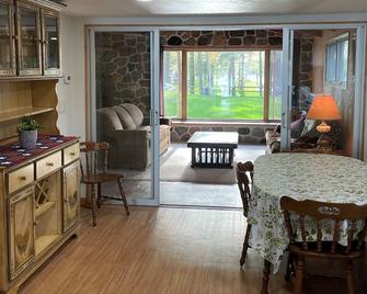 Beautiful Lake Front Property Located on the Cloverleaf Lakes. - Clintonville - Comedor