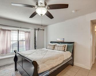 Less Than 1 Mi to Lake Ray Hubbard Home with Patio! - Garland - Bedroom