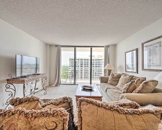 Beachfront Marco Island Condo with Pool Access! - Marco Island - Living room